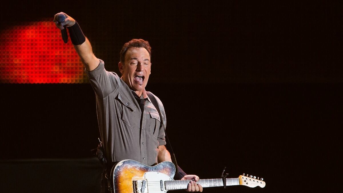 articles/2013/11/25/bruce-springsteen-announces-new-album-family-guy-fans-petition-to-bring-back-brian/bruce_springsteen_new_album_tease_blm4ki