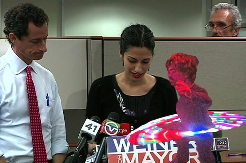 articles/2013/08/22/peter-dinklage-hula-hooping-makes-every-photo-better-from-the-royal-baby-to-justin-bieber/dinklage-weiner_h1yprw