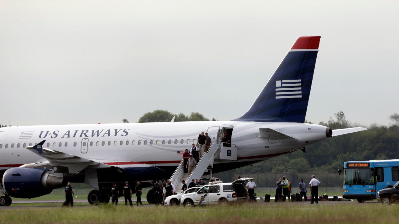 cheats/2012/09/06/jet-u-turns-after-bomb-threat/us-airways-jet-returns-philadelphia-airport-cheat_jhaqix