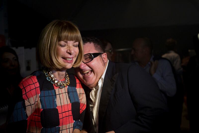 galleries/2011/10/06/backstage-paris-fashion-week-photos/backstage-paris-fashion-week-13_zgd7jq