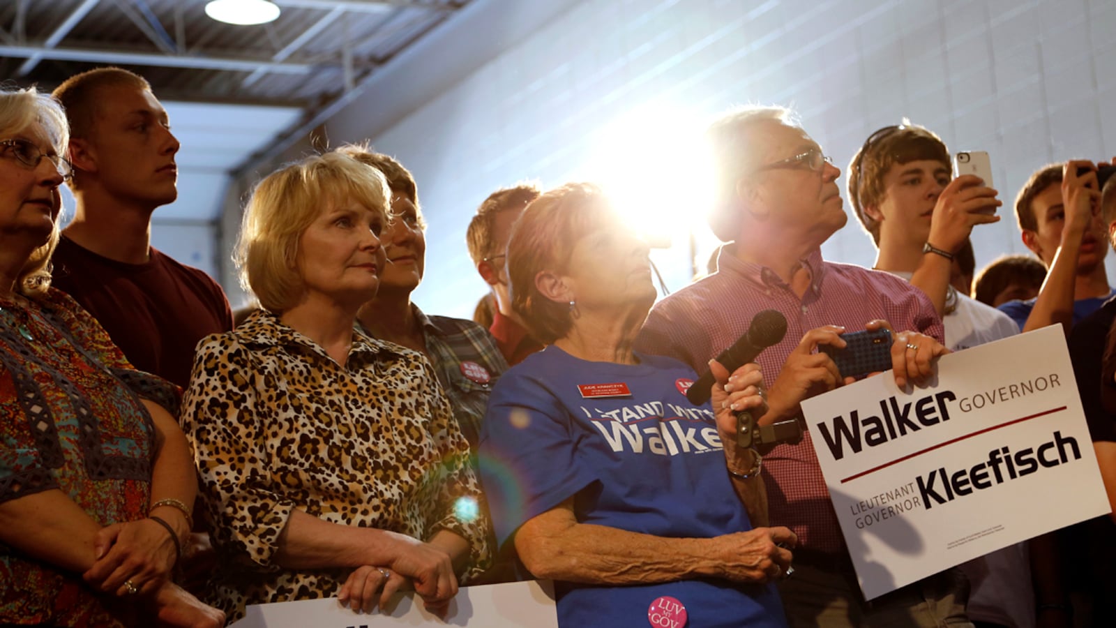 articles/2012/06/04/what-does-and-doesn-t-matter-about-wisconsin/scott-walker-supporters_aoilmx