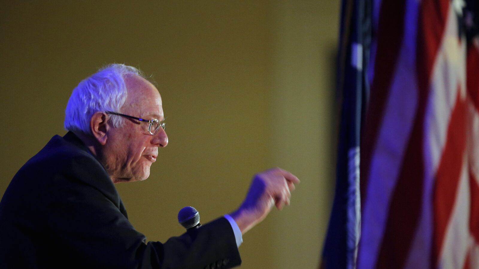 cheats/2016/01/28/bernie-staffers-posing-as-kitchen-staff/160117-sanders-cheat_ofge8g