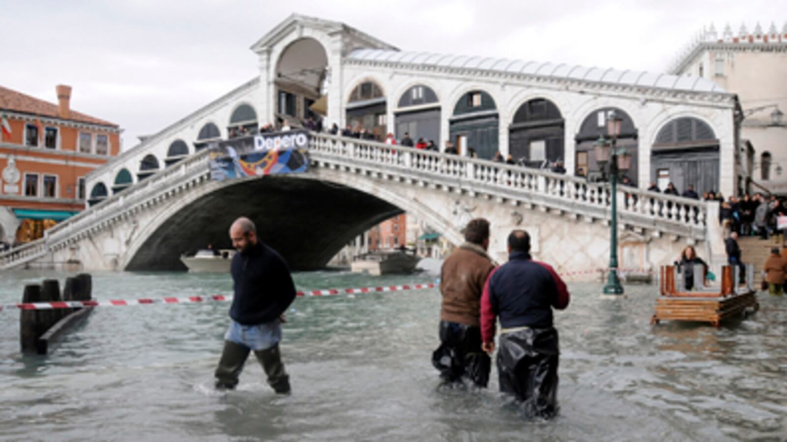 cheats/2008/12/01/venice-lsquounder-three-feet-of-waterrsquo/venice-flooding_jc2qbh