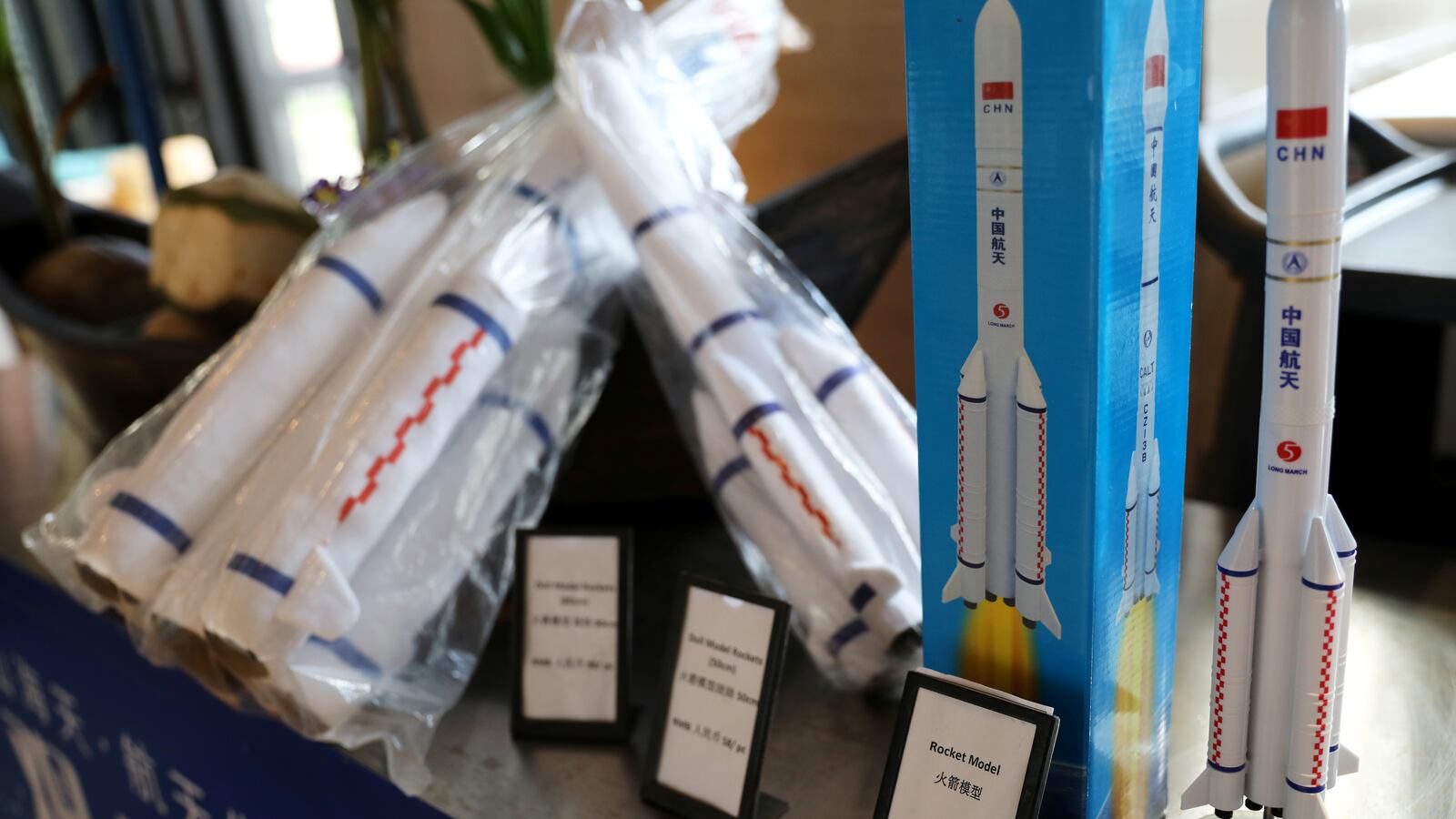 2020-11-22T110433Z_851069637_RC2B8K9PV9S2_RTRMADP_3_SPACE-EXPLORATION-CHINA-MOON_y5xgtw