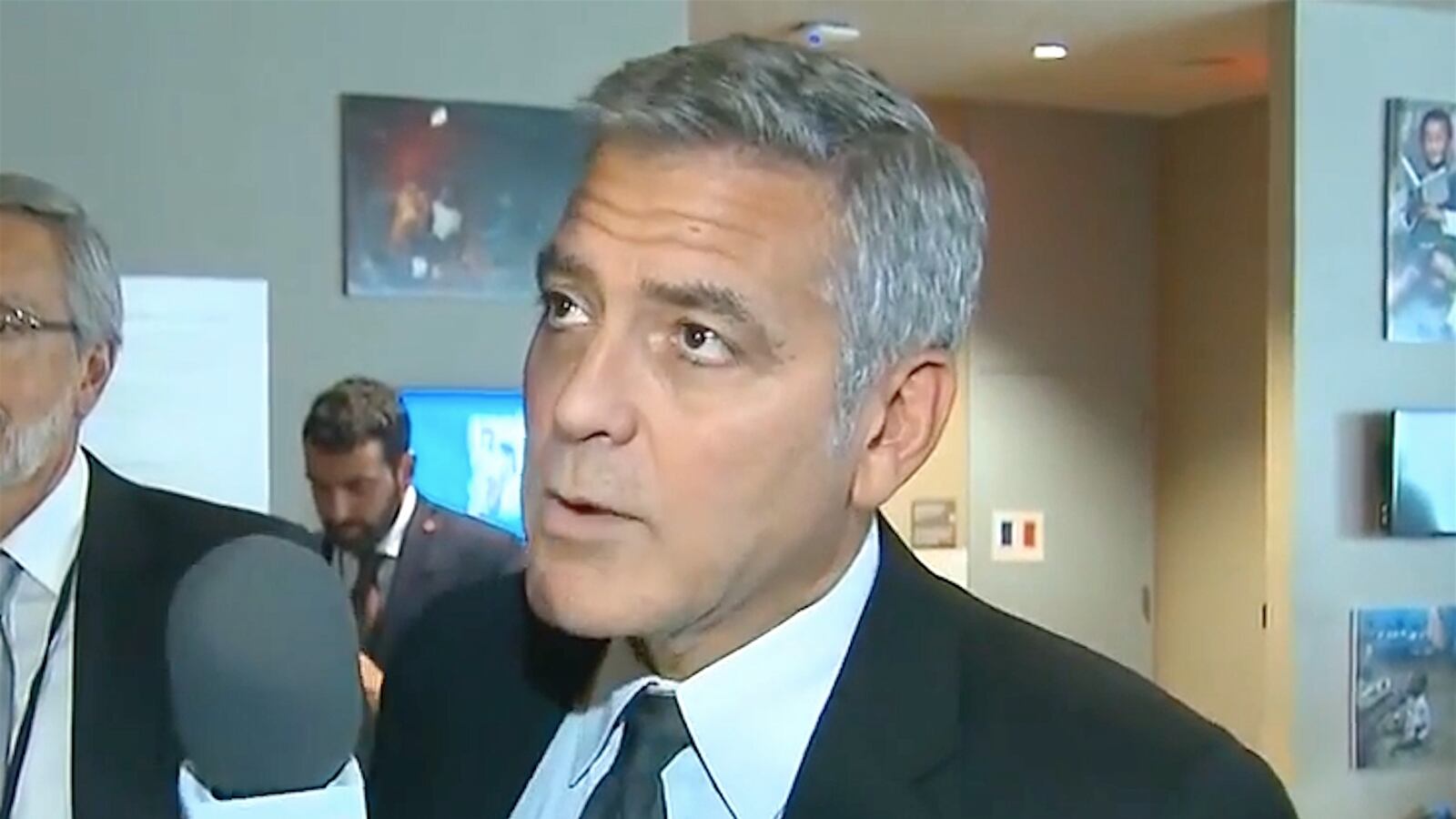 cheats/2016/09/20/cnn-reporter-breaks-brangelina-divorce-story-to-george-clooney/160920-clooney-brangelina-cheat_cvtxro