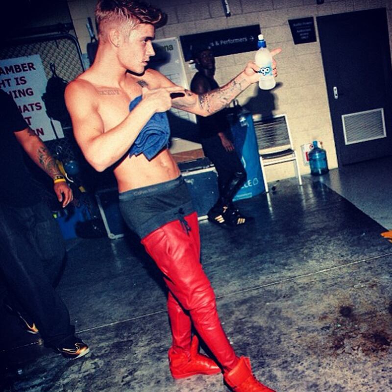 galleries/2013/12/01/miley-cyrus-james-franco-the-week-s-best-celebrity-selfies-photos/131126-celeb-selfies7_n9qzco