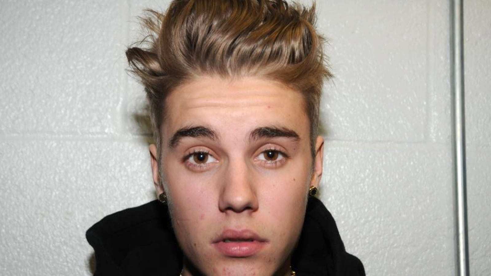 articles/2014/05/09/12-celebrities-who-dissed-justin-bieber/140709-Justin-Bieber-cheat_ylwx1w