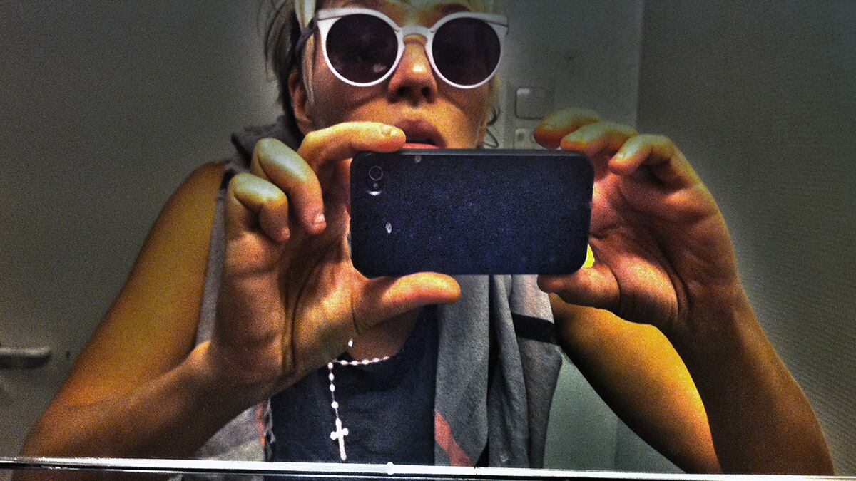 articles/2013/11/19/barneys-to-debute-holiday-window-displays-on-instagram-the-year-of-the-selfie/131018-selfie-mobile-tease-1_tk4obt