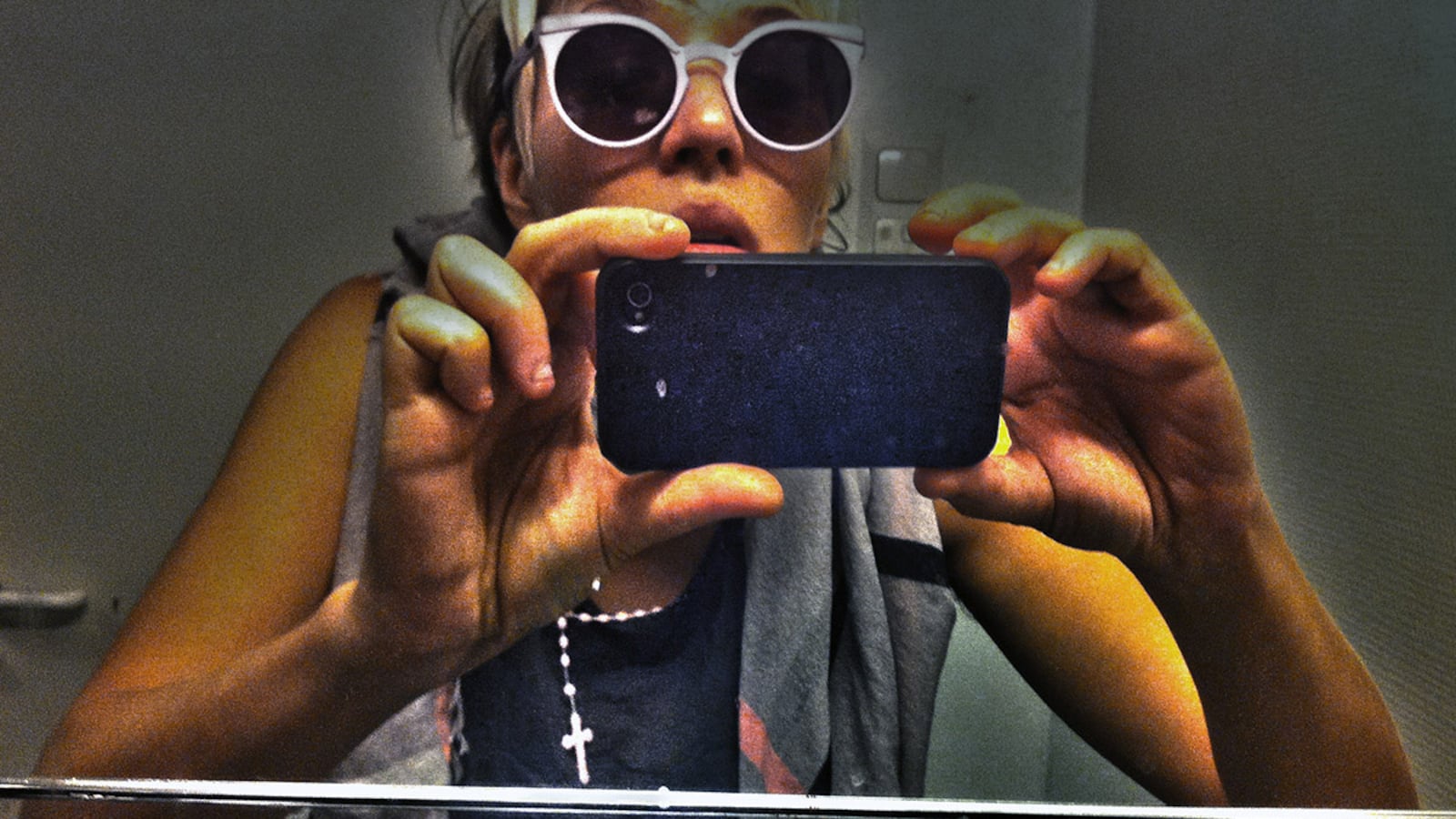 articles/2013/11/19/barneys-to-debute-holiday-window-displays-on-instagram-the-year-of-the-selfie/131018-selfie-mobile-tease-1_tk4obt