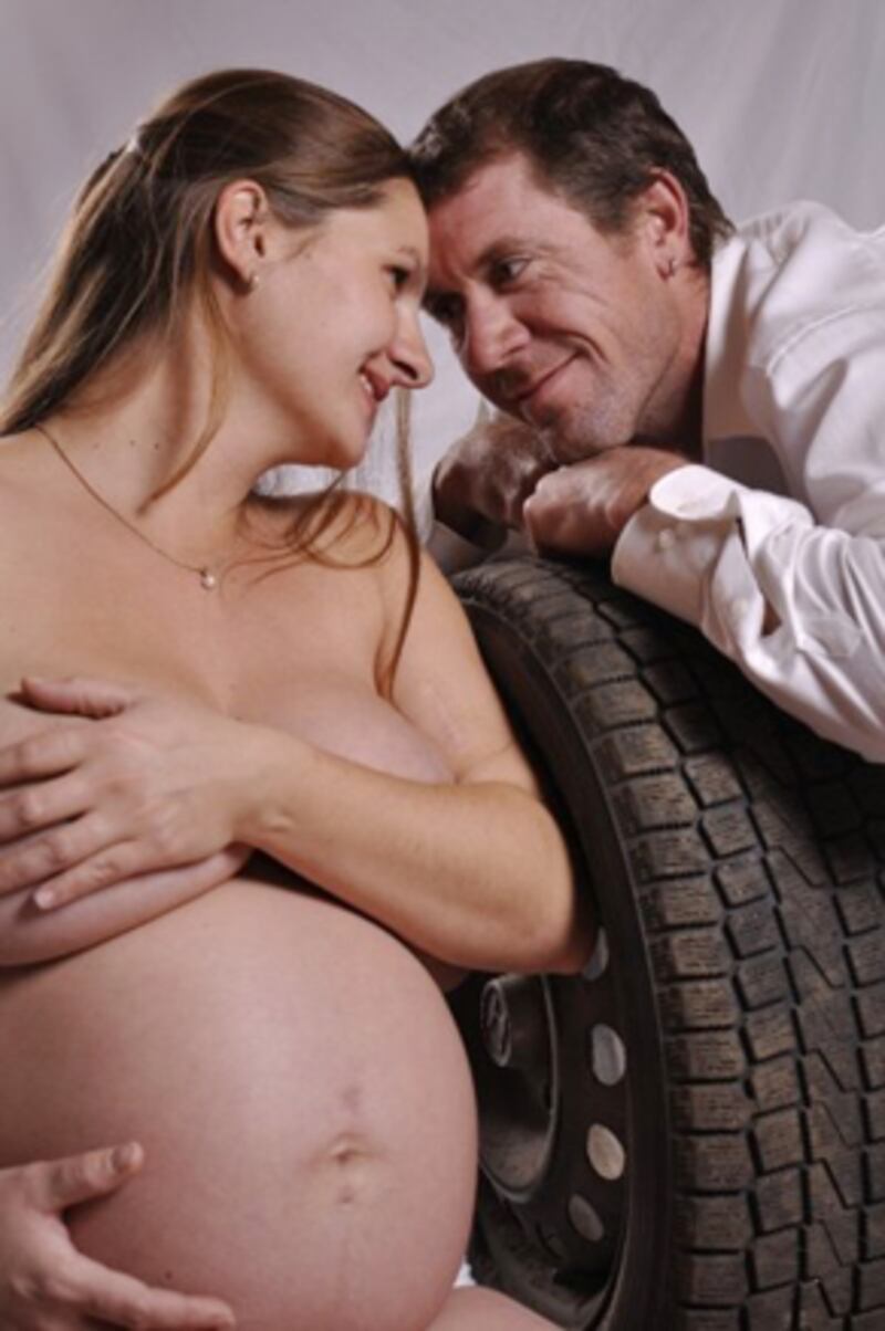galleries/2011/02/10/awkward-valentine-s-photos/awkward-vday---roadside-assistance_dfi2vs