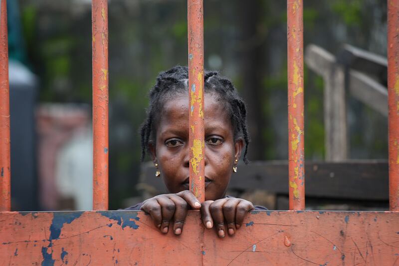 galleries/2014/10/23/portrait-of-an-epidemic-the-front-lines-of-ebola/141022-john-moore-ebola-15_dtyh2r