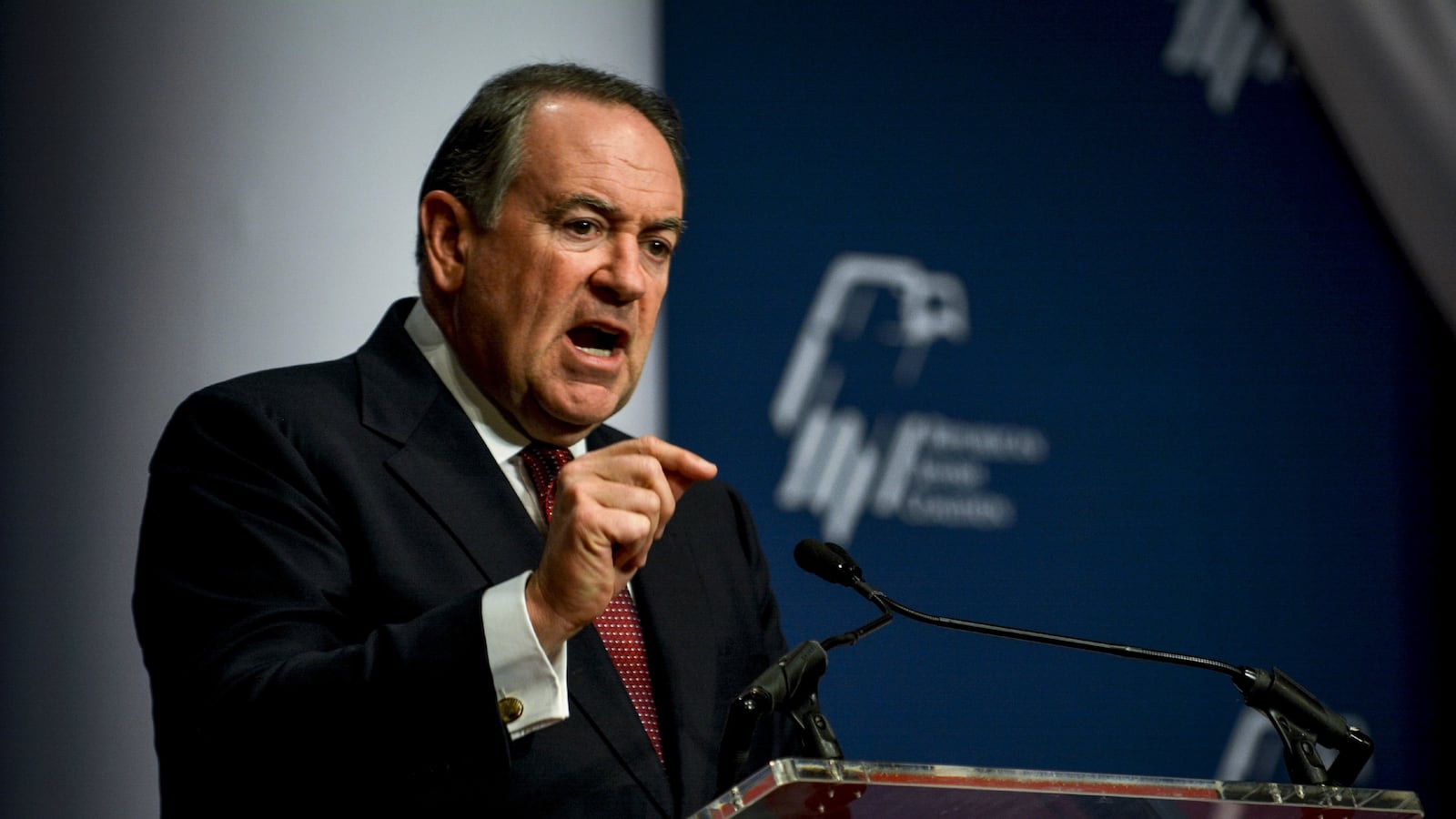 cheats/2015/12/14/huckabee-loses-key-campaign-staffer/151214-huckabee-cheat_qlmggx