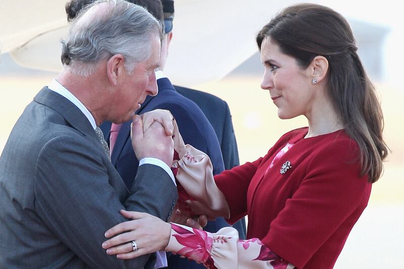 articles/2012/03/26/charles-moves-in-for-a-kiss/prince-charles-kisses-princess-mary-royalist_uvsyow