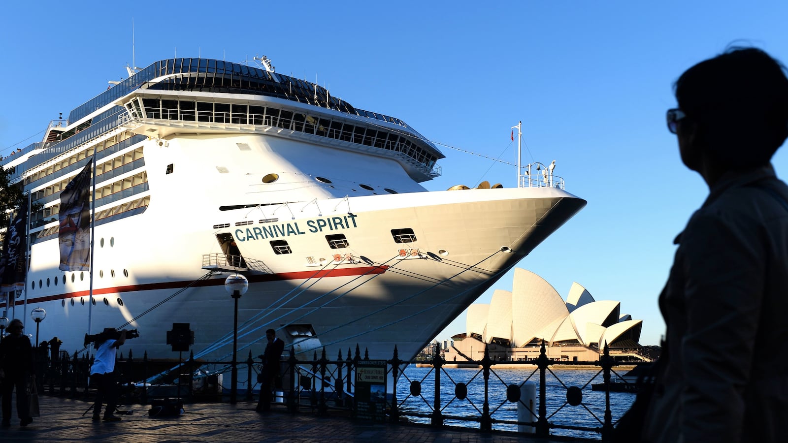 cheats/2013/05/09/two-cruise-ship-passengers-fall-overboard/130509-cruise-ship-passengers-missing-cheat_mnkwth