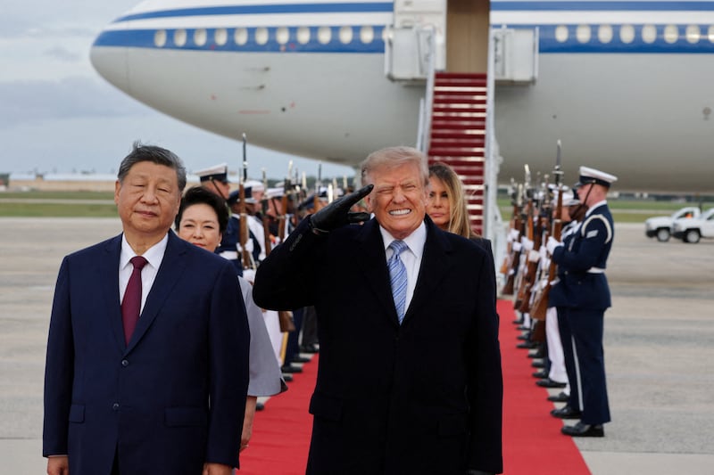 US President Donald Trump salutes next to Chinese President Xi Jinping as he arrives ahead of a state visit at Joint Base Andrews, Maryland, US, September 23, 2026. REUTERS/Jonathan Ernst      TPX IMAGES OF THE DAY