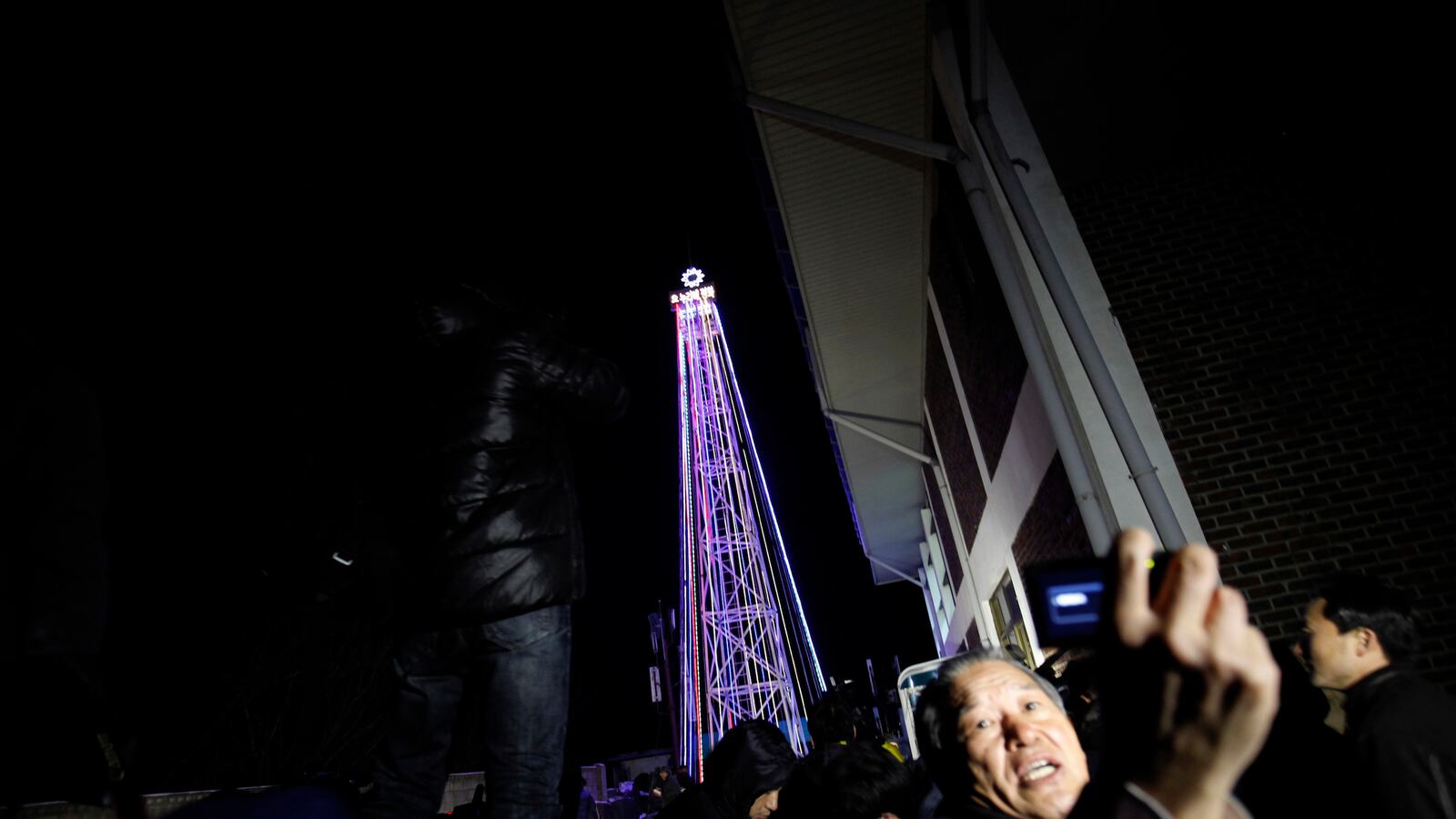 cheats/2014/10/22/south-korea-takes-down-christmas-tower/141022-korea-xmas-tower-cheat_hiijey