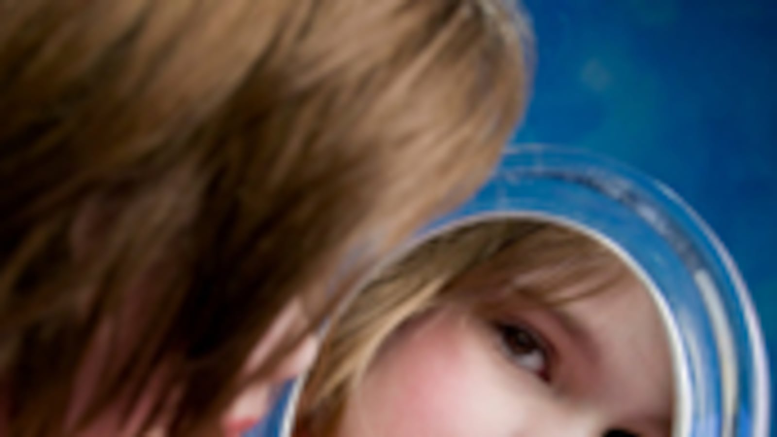 articles/2009/05/22/10-going-on-16/seligson-puberty_27950_o5dg50