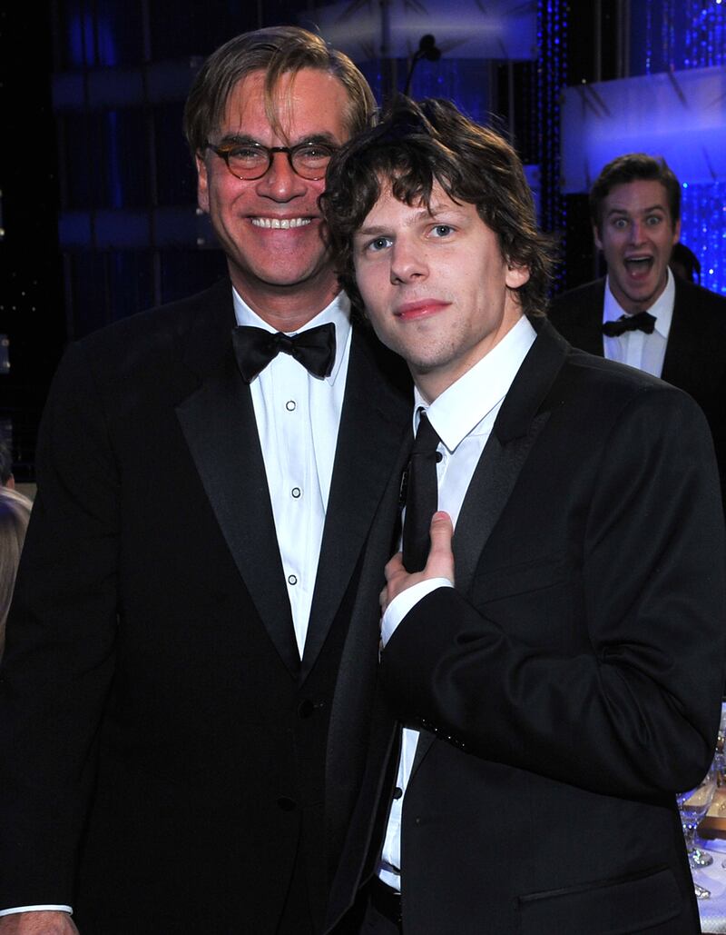 galleries/2014/03/20/best-celebrity-photobombs/140319-celeb-photobomb10-tease_ub7it2