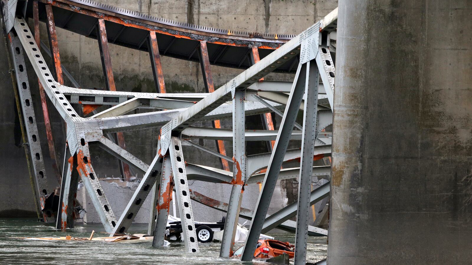 cheats/2013/05/25/collapsed-bridge-was-damaged/130525-bridge-collapse-cheat_vj7es4