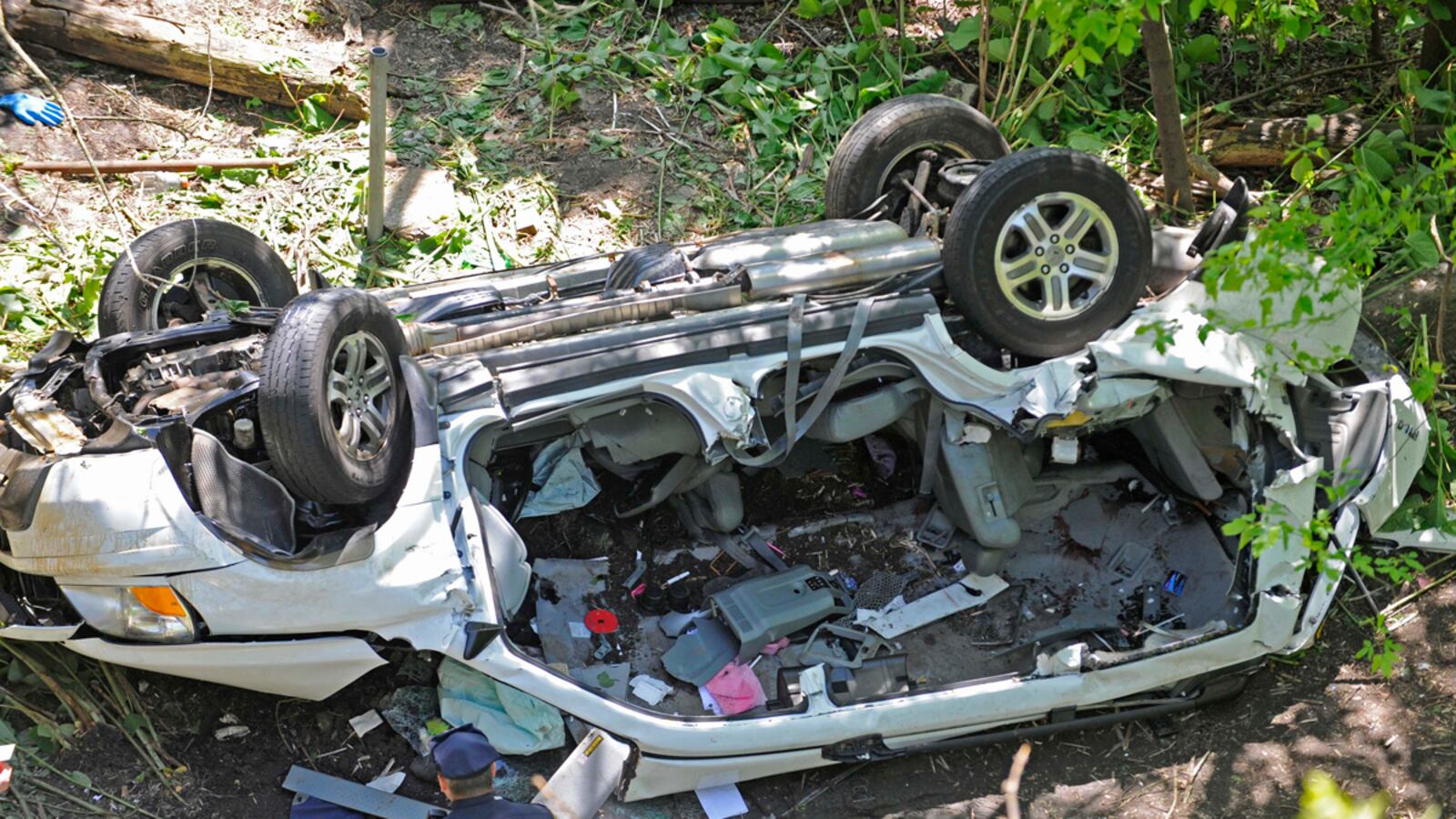 cheats/2012/04/29/seven-killed-after-bronx-zoo-crash/bronx-zoo-van-crash-teaser_fbekud