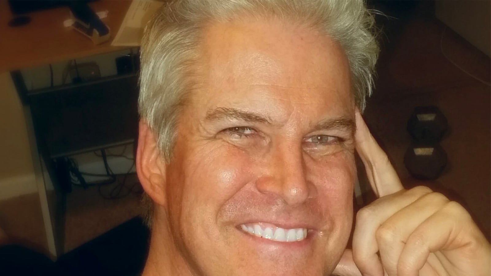 articles/2017/01/03/white-separatists-turn-on-bill-mitchell-the-trump-train-s-psychic-pollster/170103-resnick-Bill_Mitchell-tease_xgfwp6