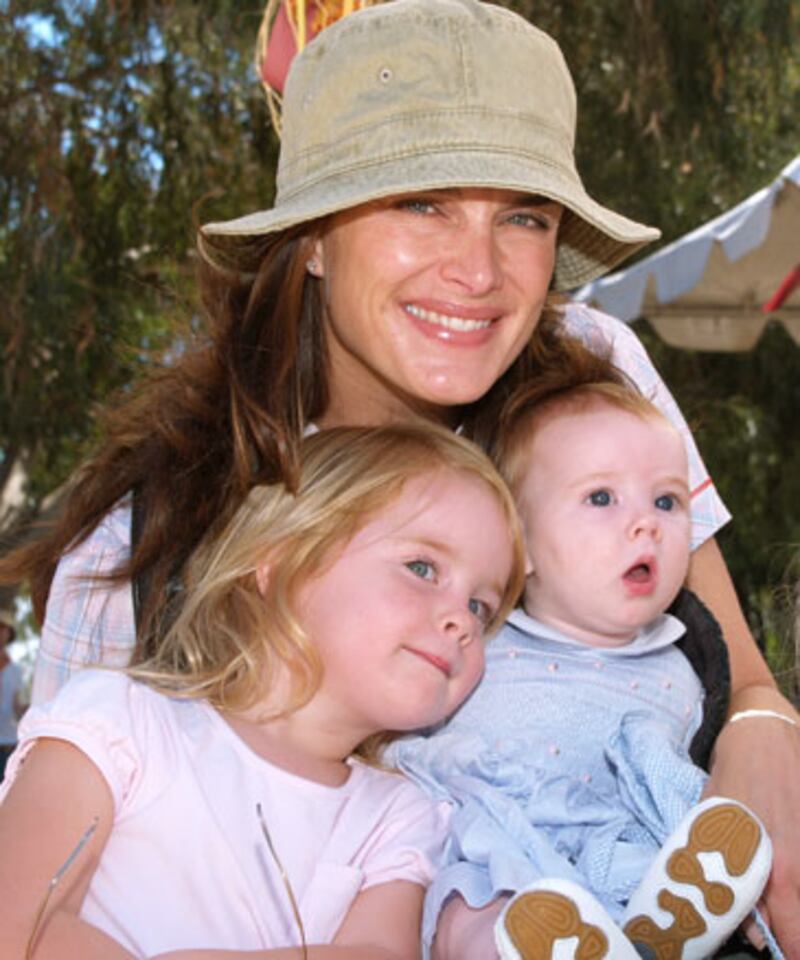 galleries/2009/08/23/fortysomething-moms/ancient-moms---brooke-shields_w7f1fb