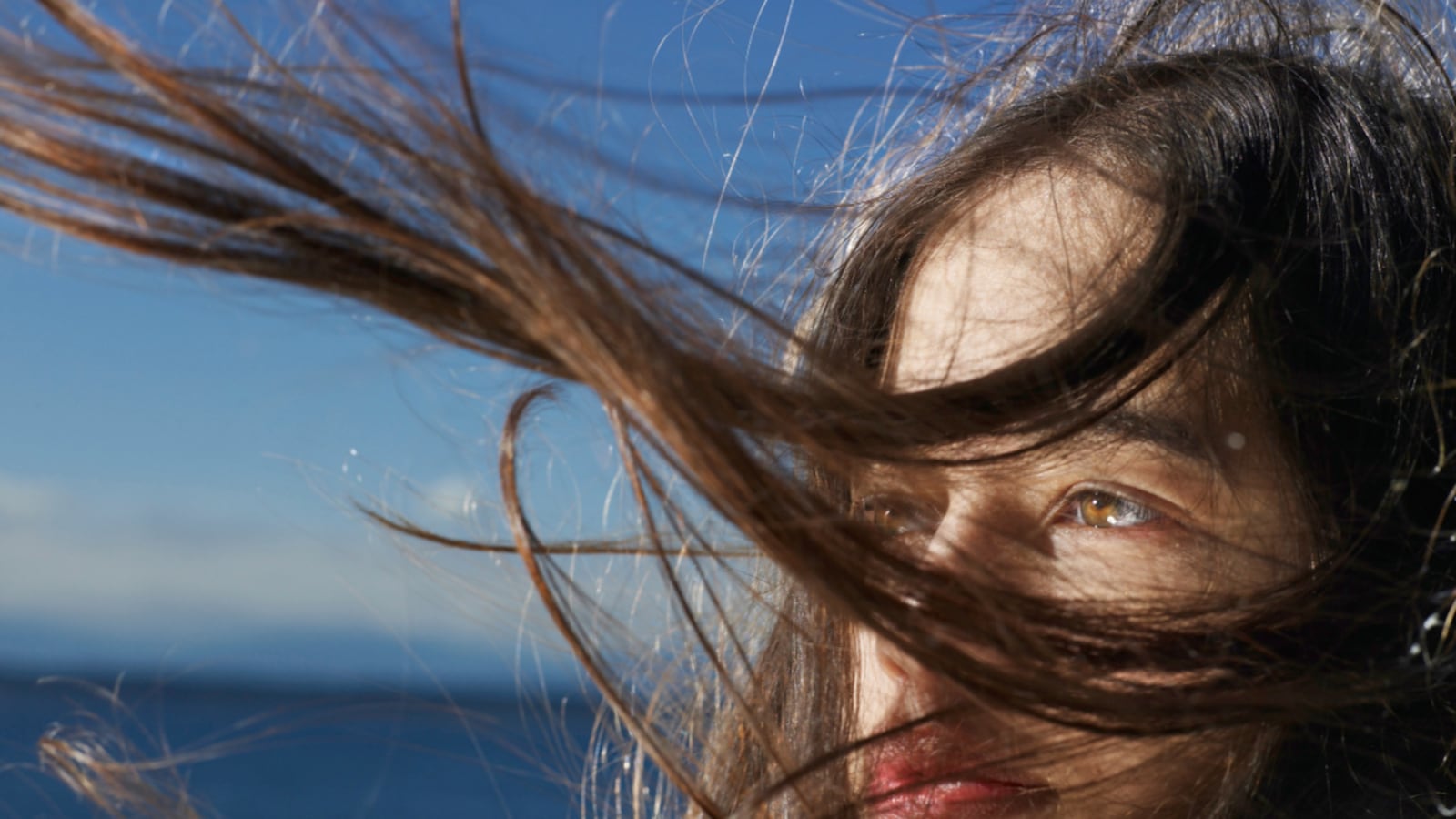 articles/2014/08/07/we-were-liars-teens-confronts-their-beautiful-rich-family-s-dark-secrets/140806-liars-tease_ywbi6v