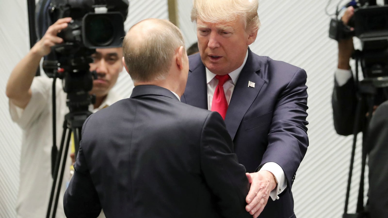 171111-trump-putin-election-meddling-cheat_vxfrkw