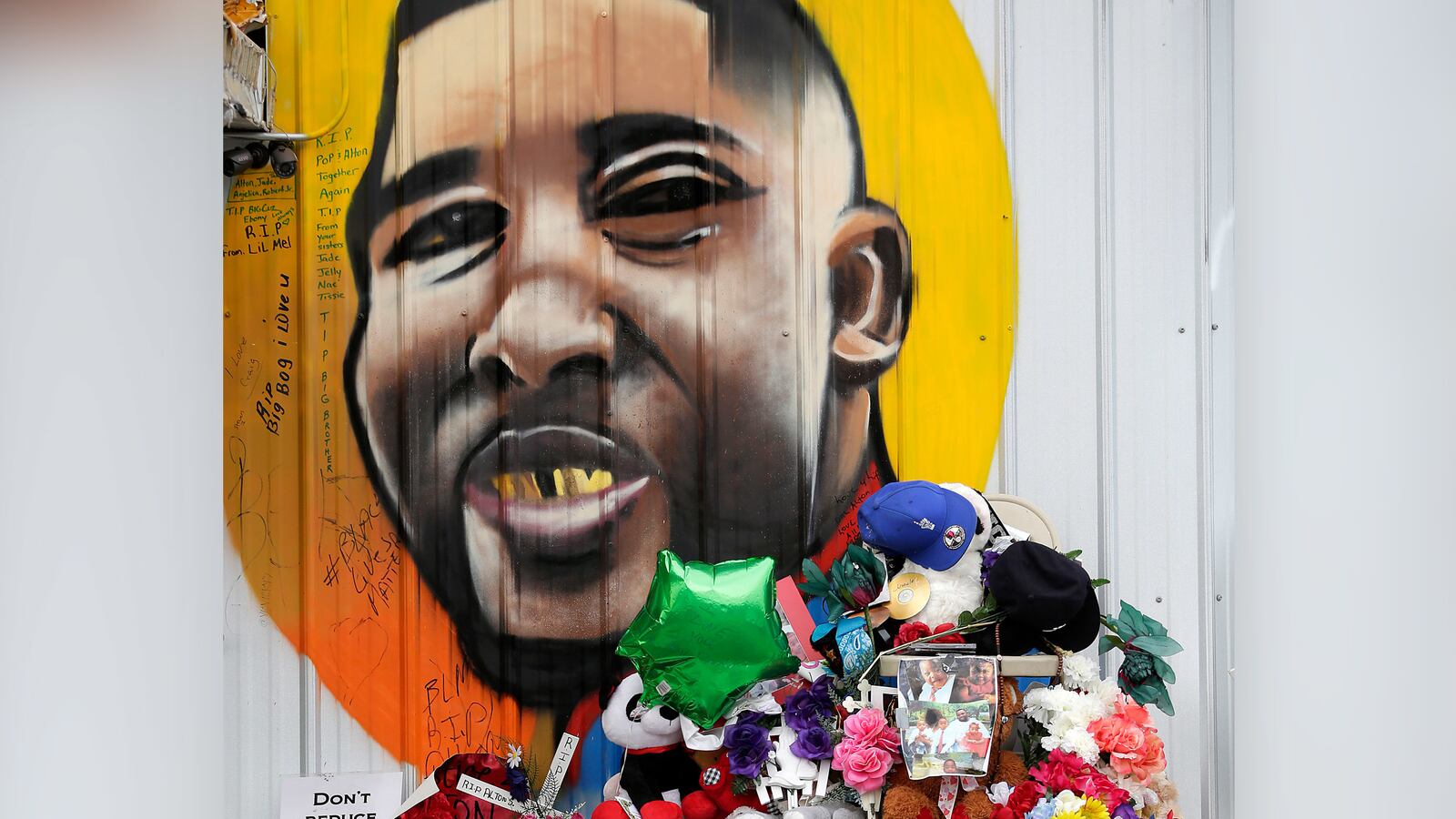 articles/2017/05/03/feds-clear-cops-for-killing-alton-sterling-but-don-t-know-if-he-reached-for-gun/170502-Alton-Sterling-cops-tease_dltavf