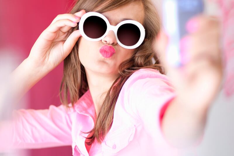 articles/2014/04/07/new-app-skinneepix-promises-to-shave-15-pounds-off-your-selfies/140406-skinny-app-tease_mqtrt3