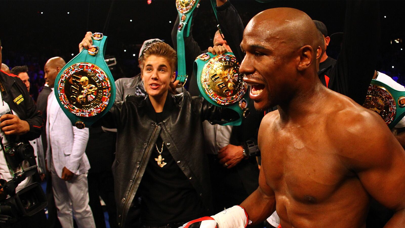 cheats/2014/10/17/mayweather-teaches-bieber-to-box/141017-bieber-mayweather-cheat_mwf4gl