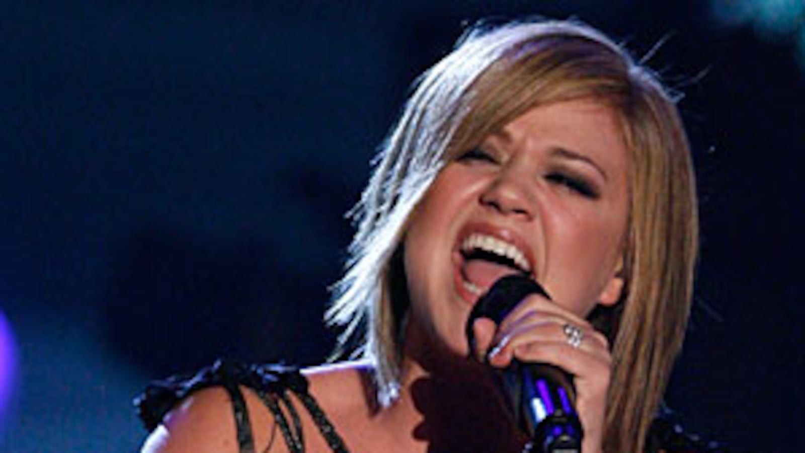 cheats/2009/07/27/kelly-clarksonrsquos-beyonceacute-rip-off/clarkson_pzsi9y