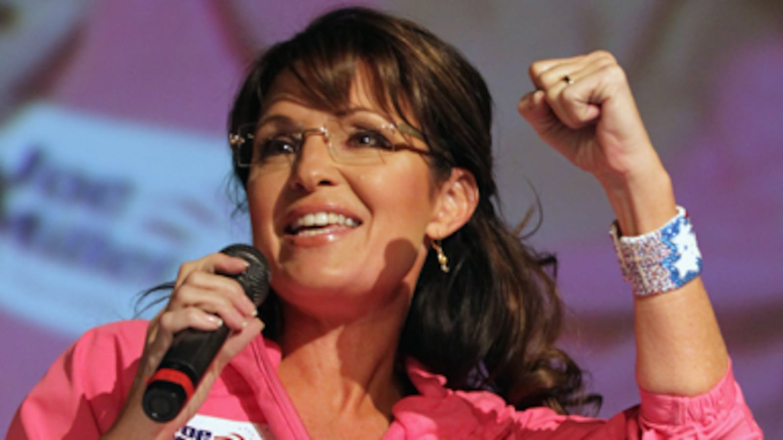 articles/2010/11/17/sarah-palin-book-tour-for-america-by-heart/walshe-palin-book-tour_141947_amz9v4