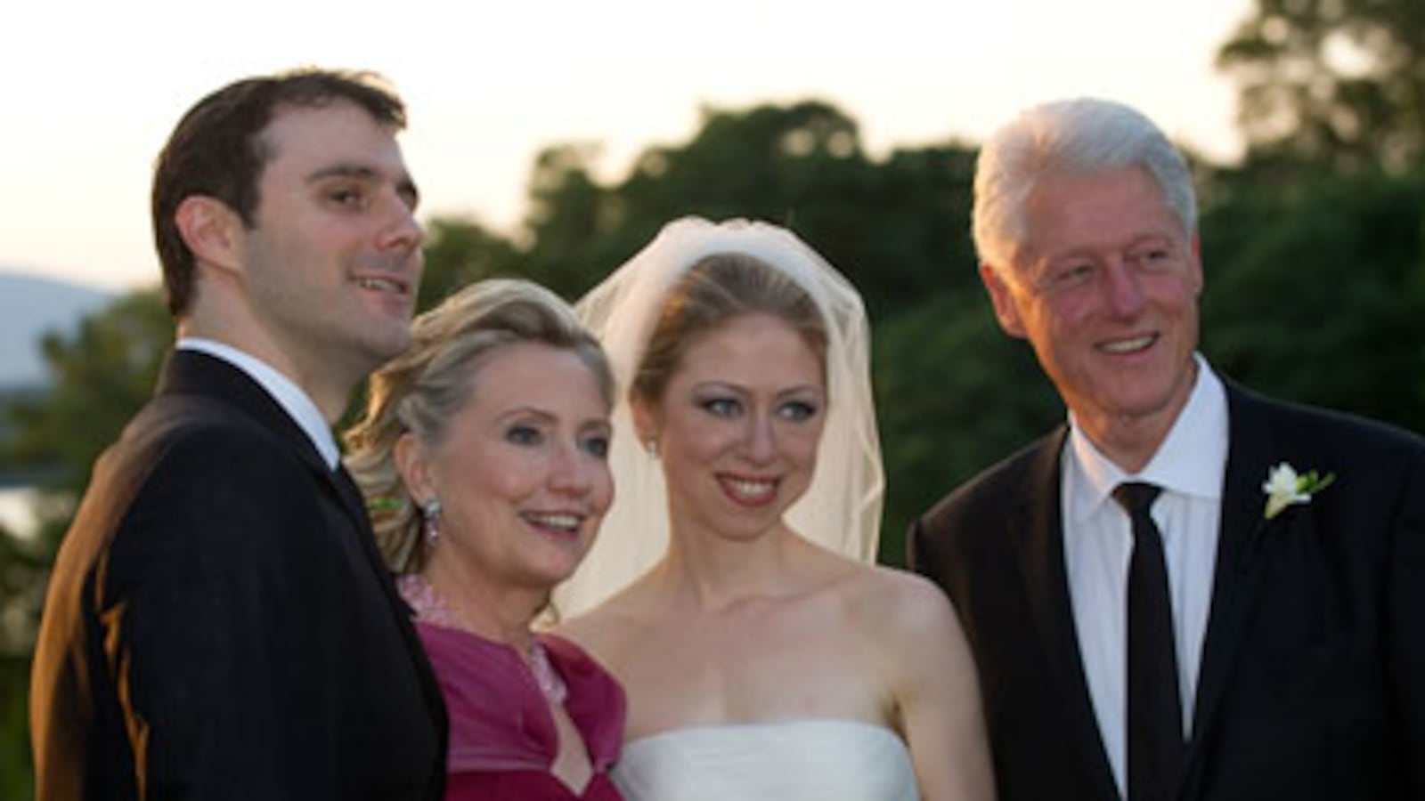 articles/2010/07/31/chelsea-clinton-and-marc-mezvinsky-tie-the-knot/chelsea-ties-the-knot_117309_qxoble