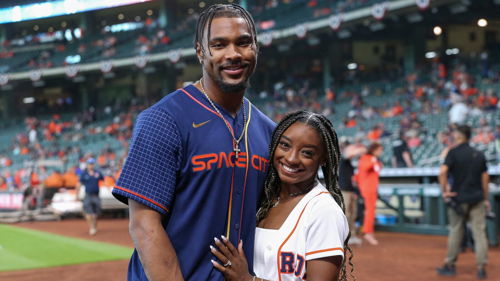 Simone Biles and Jonathan Owens pose for a picture before a game