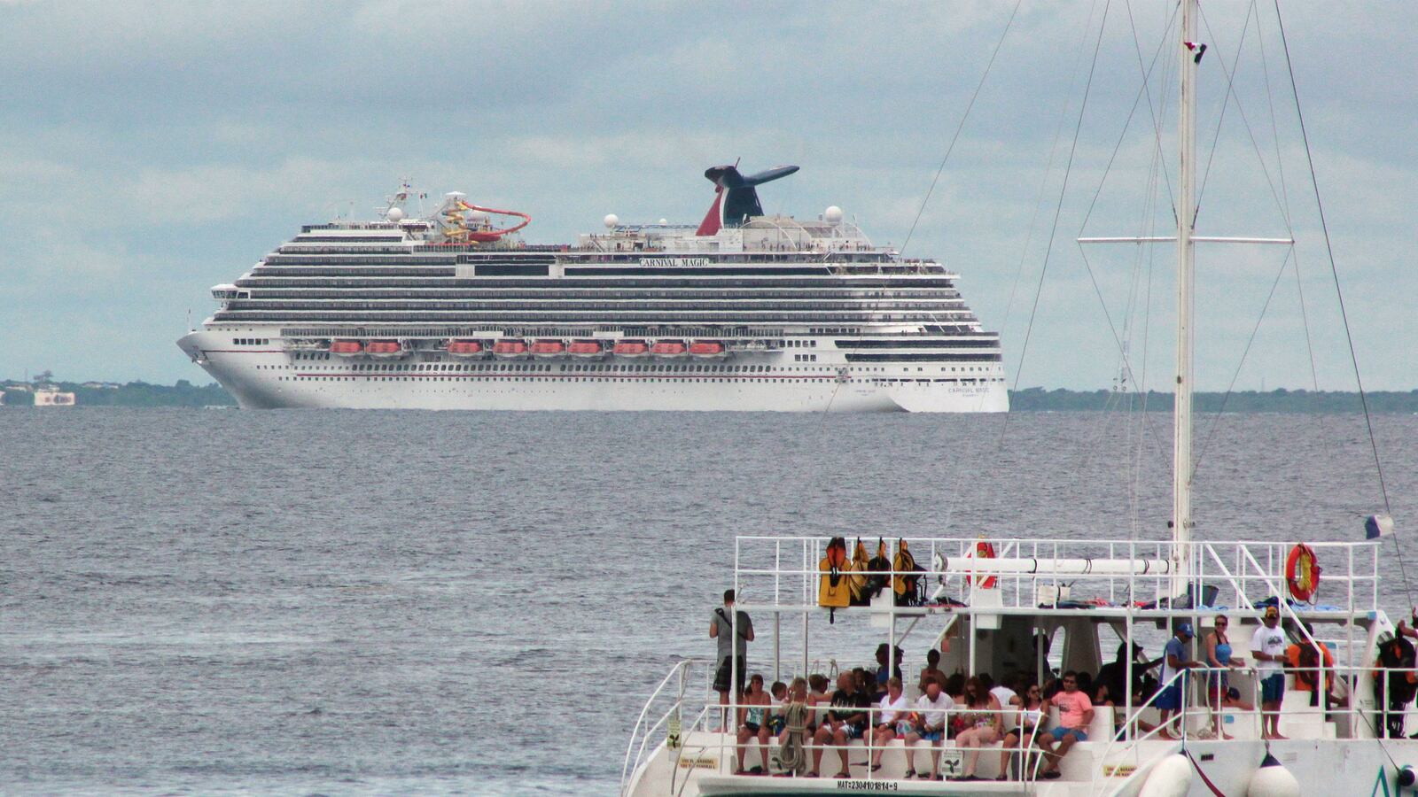 cheats/2014/10/19/u-s-airlifts-lab-worker-s-blood-sample/141019-ebolacruise-cheat_n6eblm