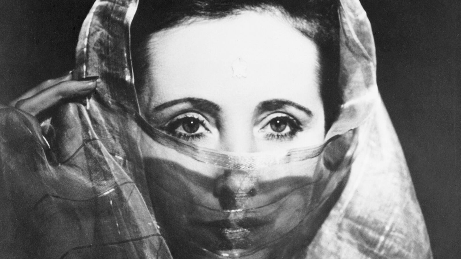 articles/2013/10/26/i-hear-gore-s-voice-and-i-want-so-much-to-be-with-him/131025-anais-nin-tease1_lkpafg