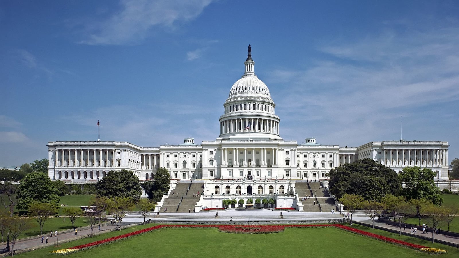 BrandedCheat_TrumpNomination_2048px-United_States_Capitol_west_front_edit2_hqolom
