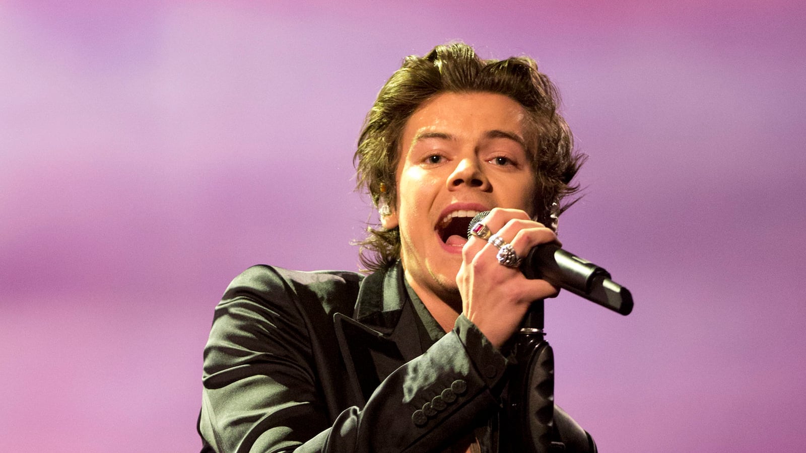 articles/2017/05/09/harry-styles-is-ready-to-take-over-the-world/170509-zimmerman-styles-tease_ggrnjd