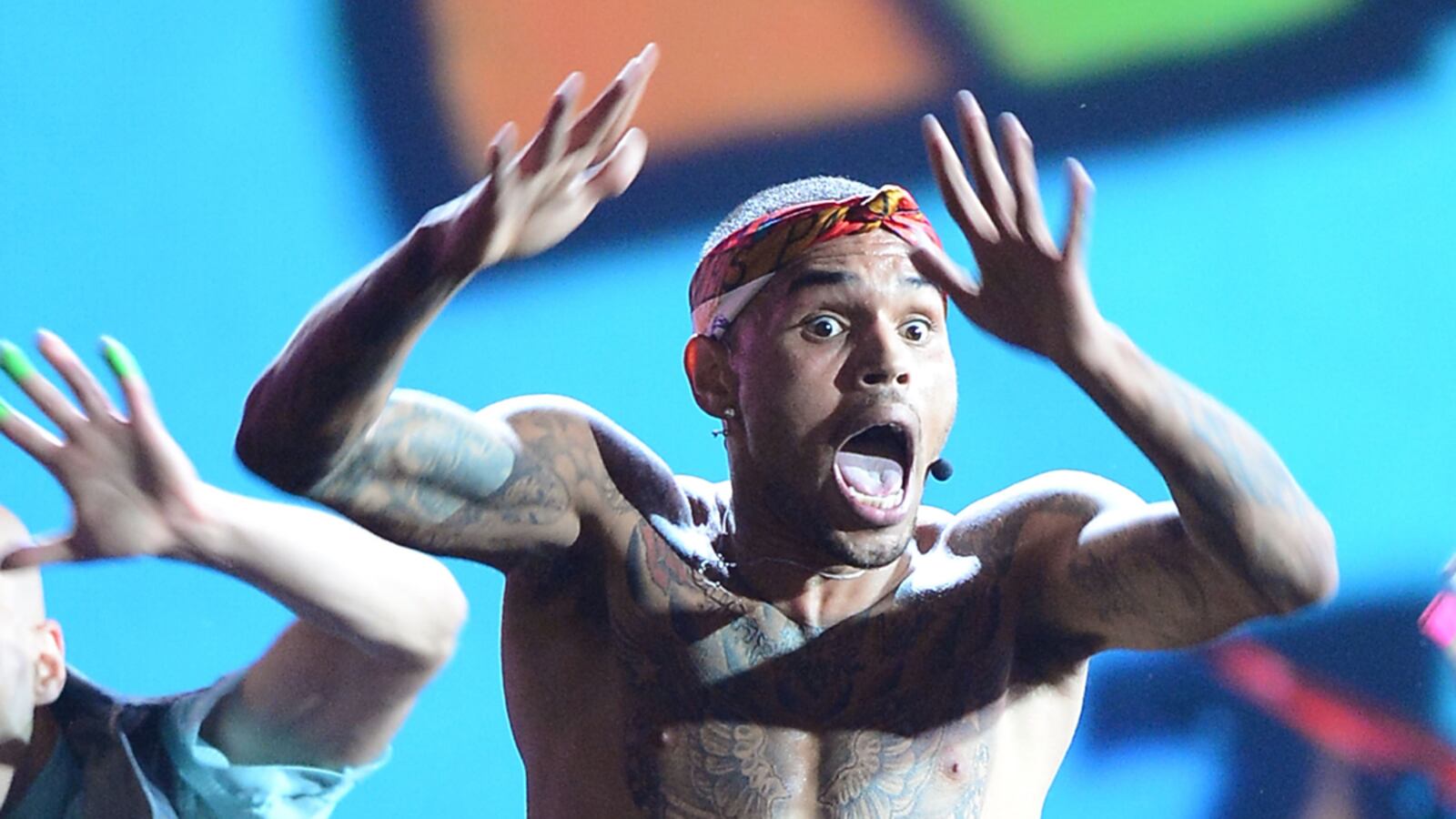 cheats/2012/05/21/chris-brown-lip-syncs-song/chris-brown-billboard-lipsync-cheat_gadkcx