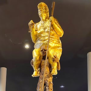Gold Trump statue.