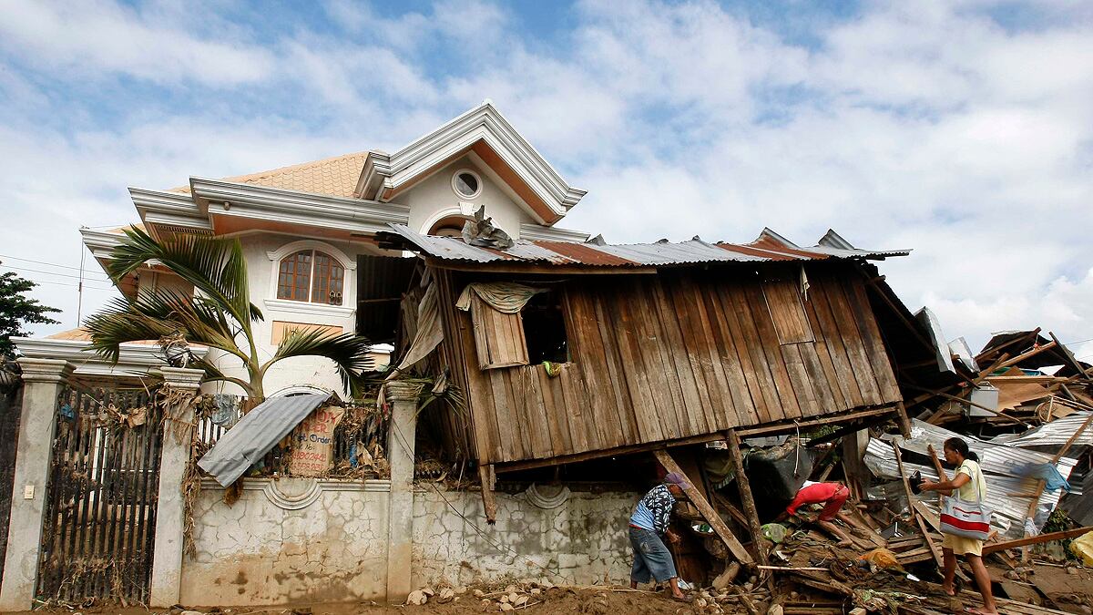 cheats/2011/12/19/over-900-killed-by-philippines-storm/philippine-storm-cheat_cbuath