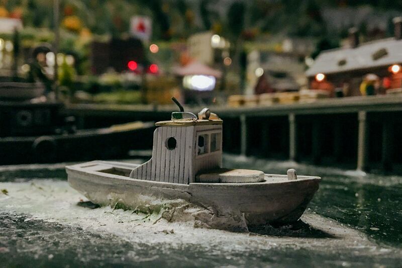 galleries/2017/04/06/miniaturists-lavish-big-love-on-their-small-world-recreations-of-global-landmarks/170406-Gulliver-gate-GAL-06_yccdme