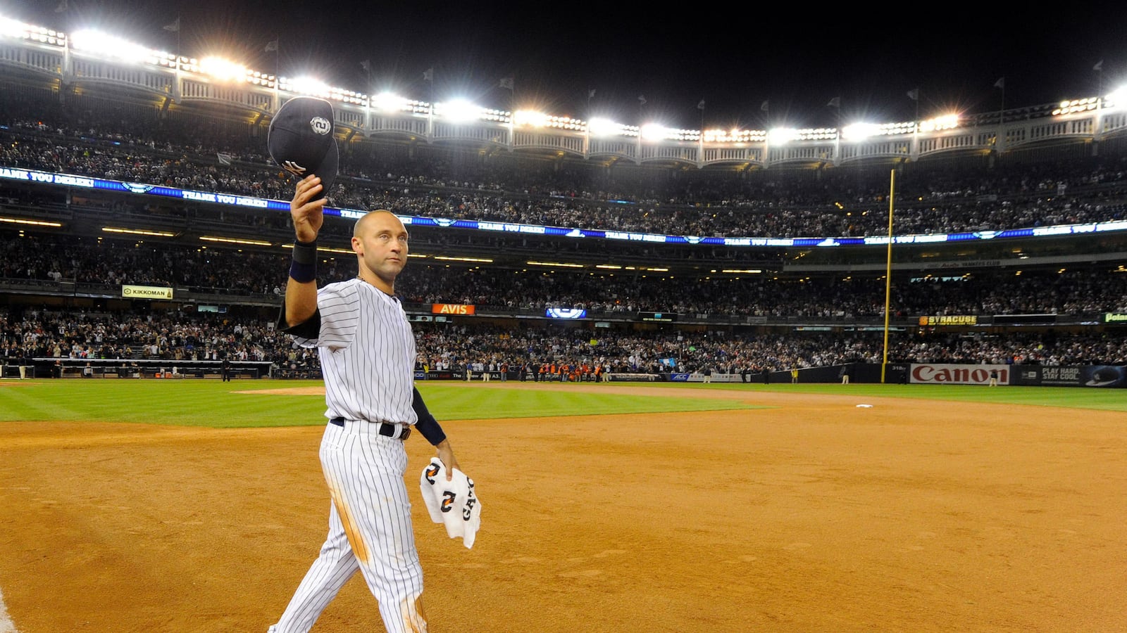 cheats/2014/09/25/jeter-bids-farewell-with-game-winning-hit/140925-derek-jeter-cheat_fzf8gq