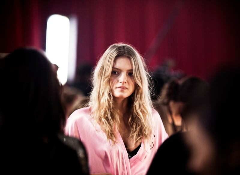 galleries/2010/11/10/victoria-s-secret-angels-photos-on-and-off-the-runway/victoria-secret-backstage---17_zi1rpz