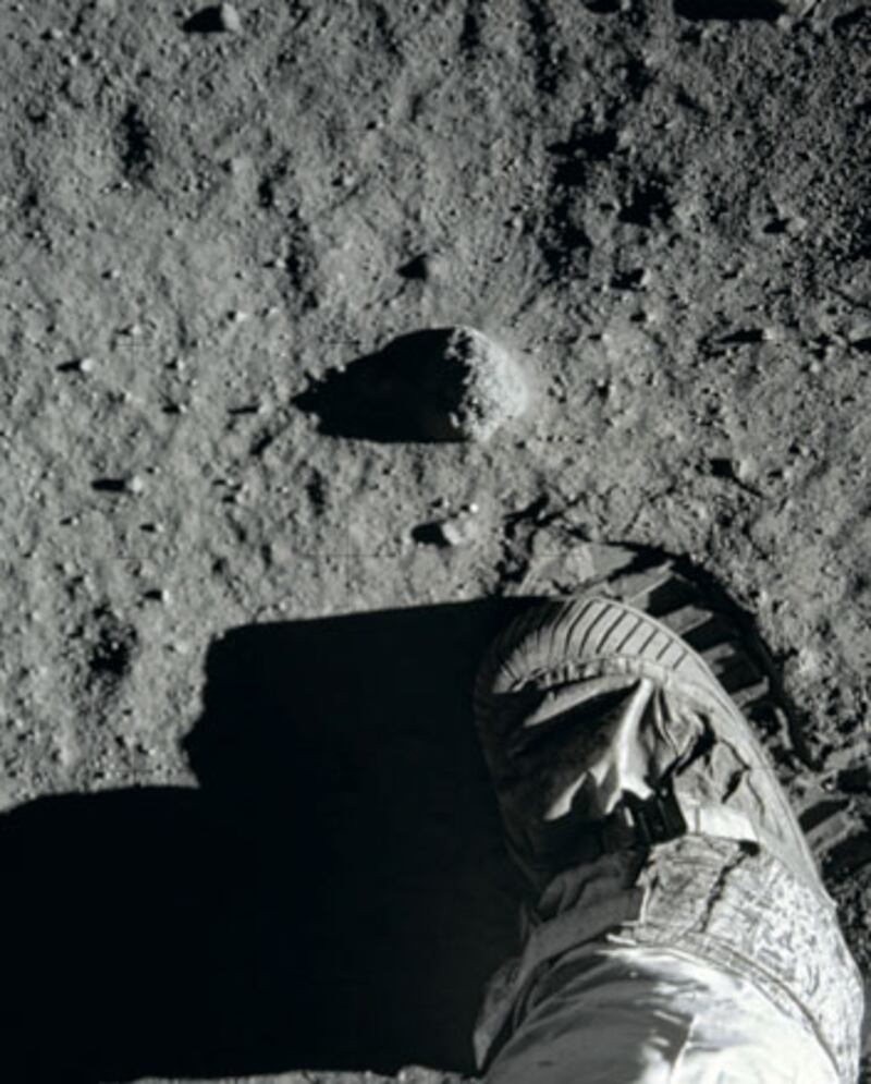 galleries/2009/07/03/the-1-000-coffee-table-book/moonfire-14_ou8x4q