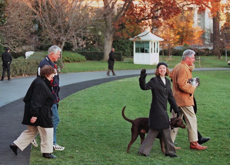 US President Bill Clinton (R), with his wife Hillary (R, partly hidden), daughter Chelsea (C), his mother in law Dorothy Rodham (L), Clinton's step father Dick Kelly (back L) and family dog "Buddy" walk over the South Lawn of the White House as they leave for a weekend Thanksgiving retreat at Camp David, MD, 22 November, 2000.