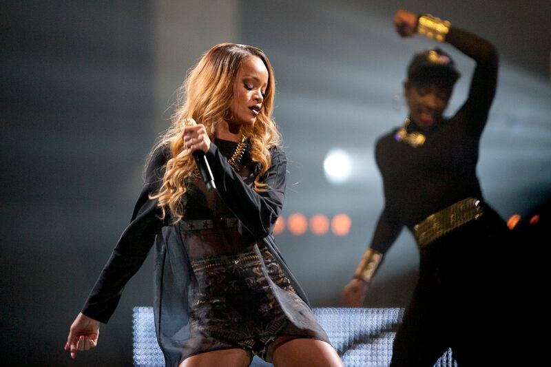 articles/2013/05/17/rooney-mara-is-calvin-klein-s-new-face-rihanna-reportedly-sues-topshop/rihanna_topshop_sajqq9