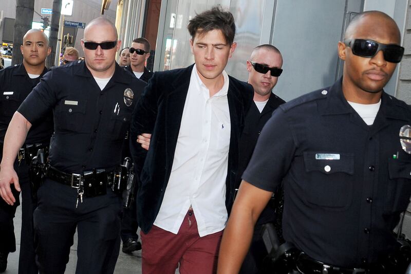 articles/2014/05/29/an-analysis-of-vitalii-sediuk-s-pranks-he-s-the-guy-who-touched-brad-pitt/140529-vitalii-sediuk-zimmerman-tease_vylkeu