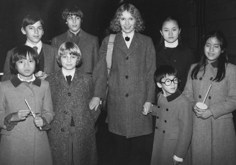 galleries/2009/03/31/celebrity-adoptions/celebrity-adoptions---mia-farrow_ll0xgb
